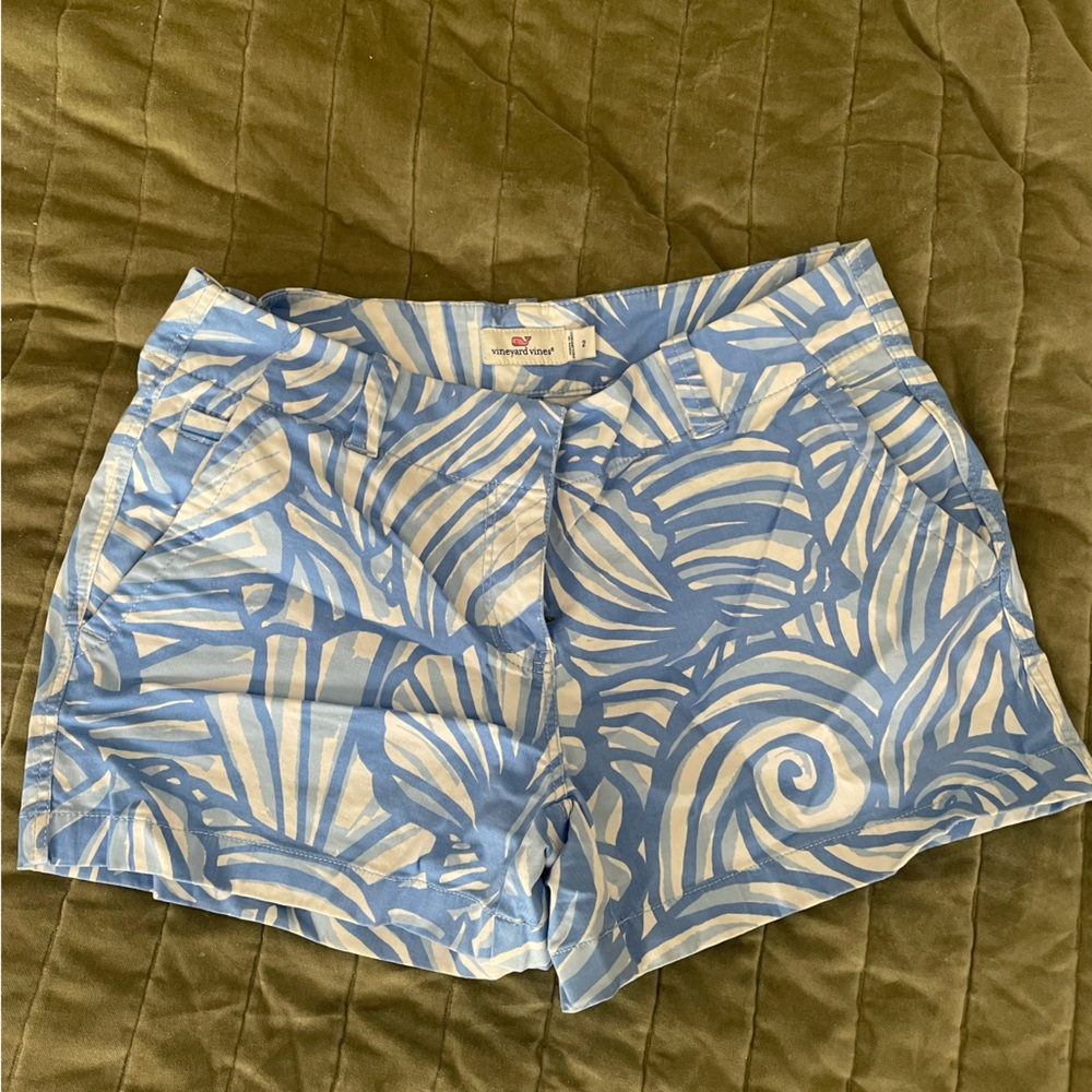 Vineyard Vines Women’s shorts - size 2!